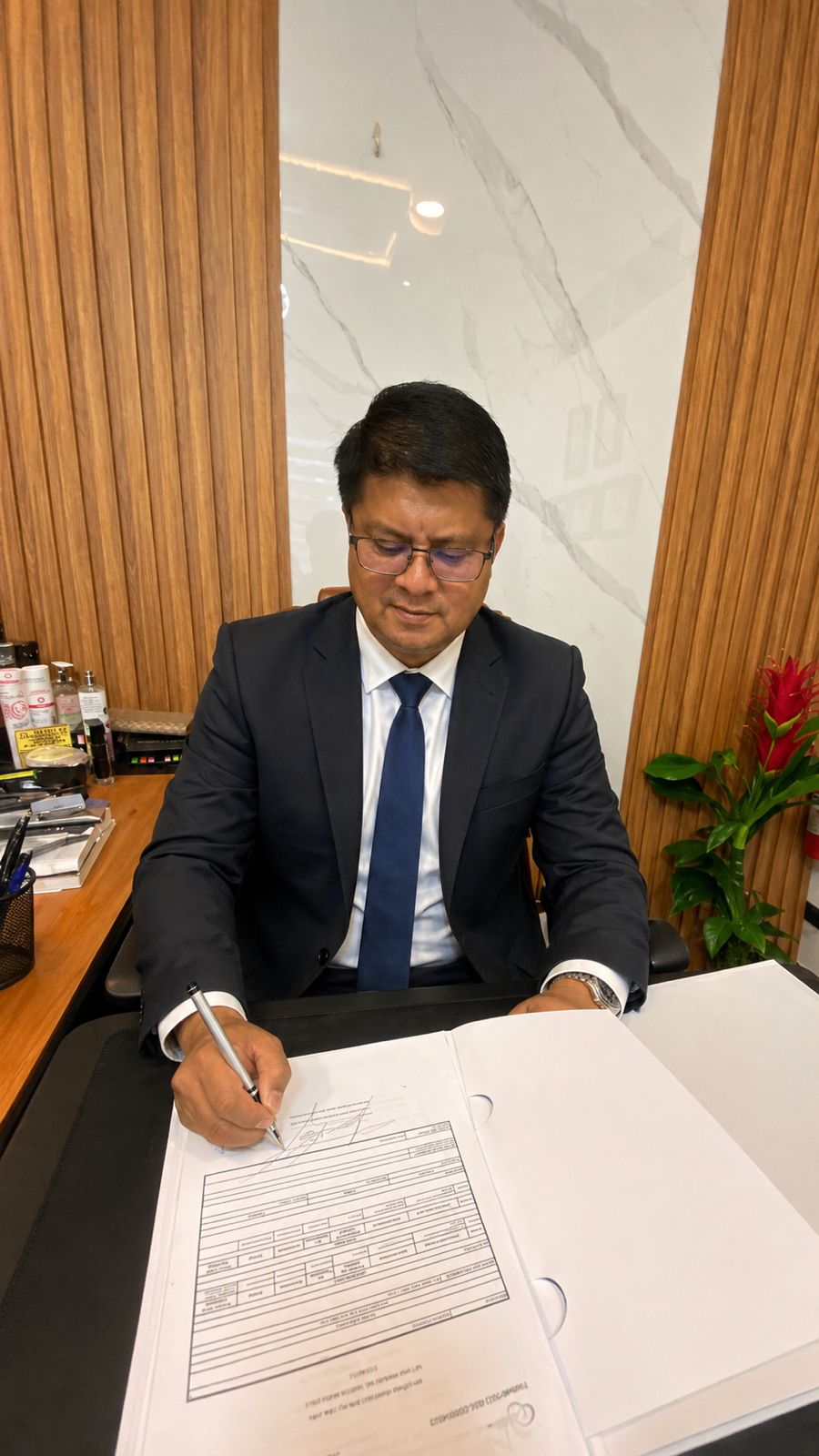 Ab. Henry Robalino en su despacho